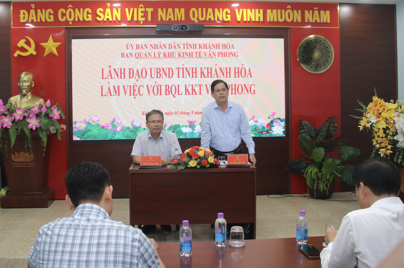 Ông Nguyễn Tấn Tuân (người đứng) phát biểu tại buổi phân công nhiệm vụ cho ông Trần Hòa Nam (người ngồi hàng trên).