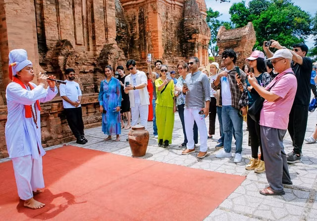 Du khách Ấn Độ tham quan Tháp bà Ponagar ở TP Nha Trang. Ảnh: Sở VT-TT Khánh Hòa.