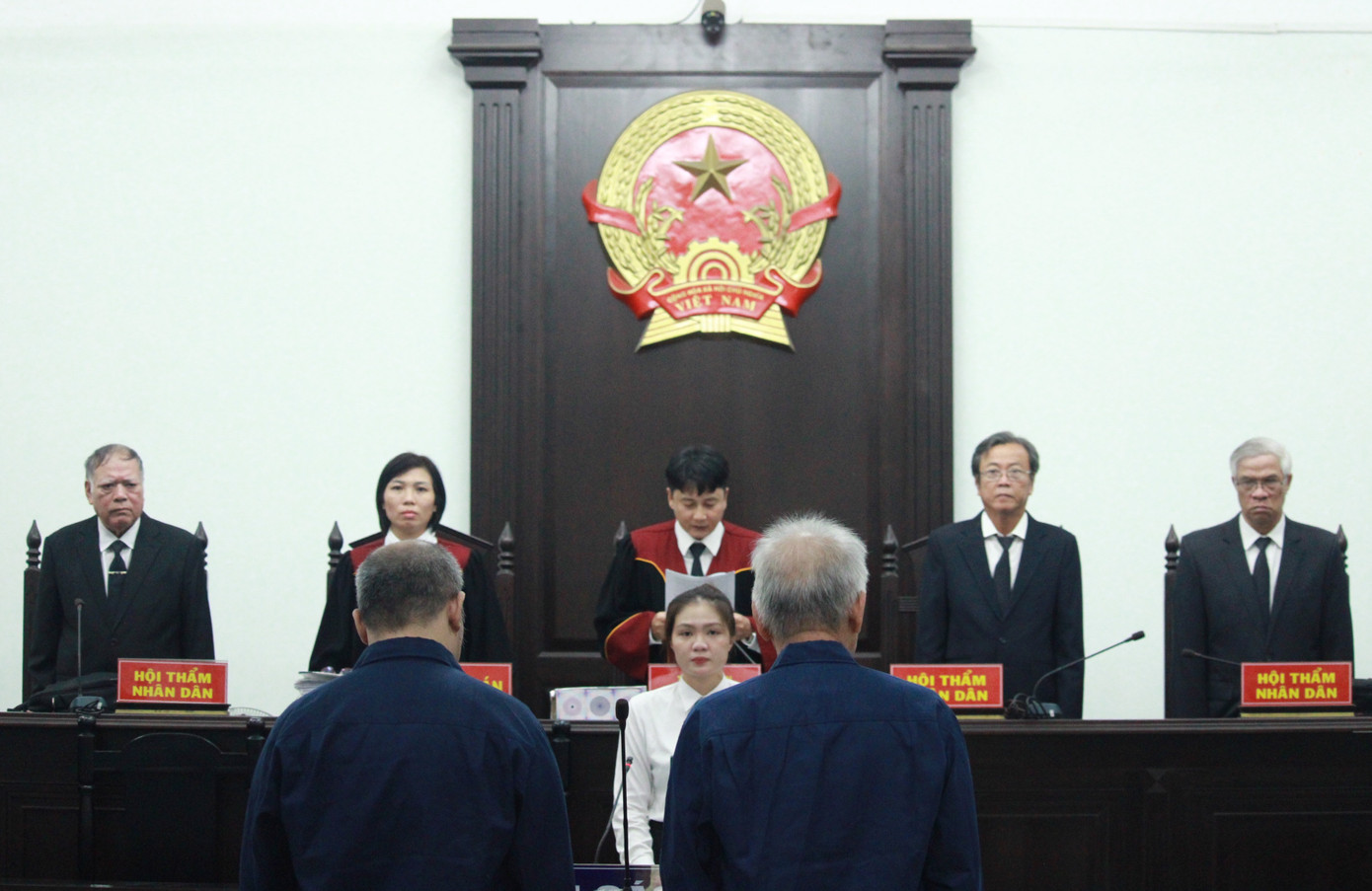 Hội đồng xét xử vụ án xảy ra tại Trung tâm Đăng kiểm xe cơ giới Khánh Hòa. Hội đồng xét xử vụ án xảy ra tại Trung tâm Đăng kiểm xe cơ giới Khánh Hòa.