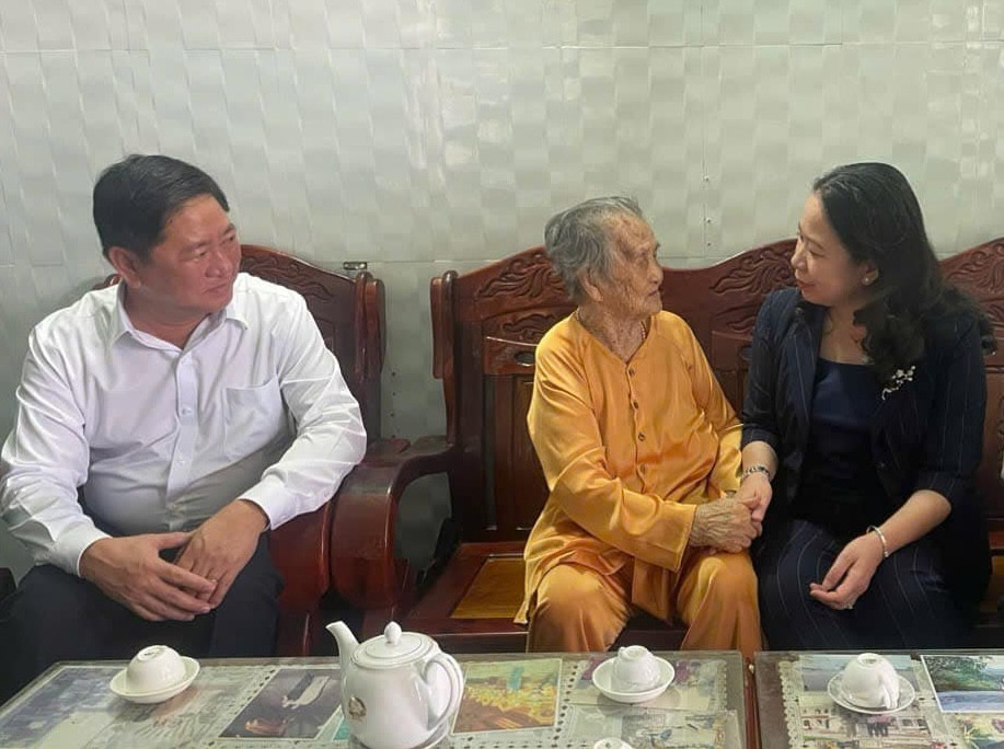 Phó Chủ tịch nước Võ Thị Ánh Xuân (ảnh phải) thăm, tặng quà một gia đình chính sách huyện Thuận Nam.