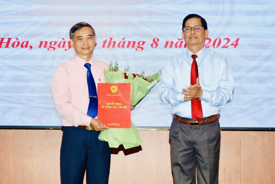 Lãnh đạo Tỉnh uỷ Khánh Hòa trao quyết định cho ông Văn Ngọc Sen (ảnh trái). Ảnh: X.T.