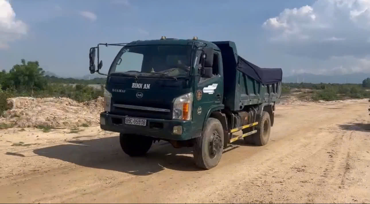 Xe ben của doanh nghiệp chở cát ra khỏi lòng hồ Tà Ranh.