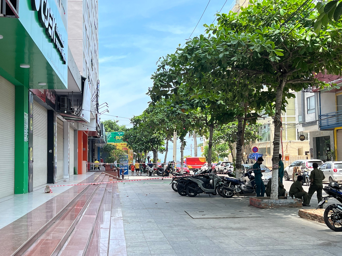 Công an TP Nha Trang đang phong tỏa hiện trường để điều tra nguyên nhân vụ việc. Ảnh: L.H.