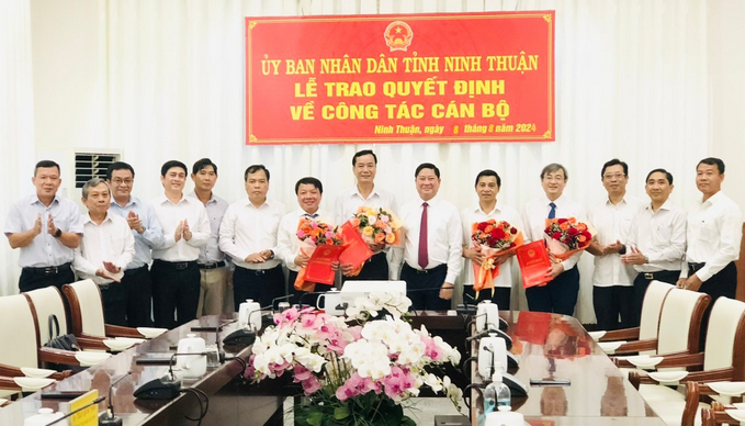 Lãnh đạo UBND tỉnh Ninh Thuận trao quyết định bổ nhiệm cán bộ. Ảnh: Phương Dung.