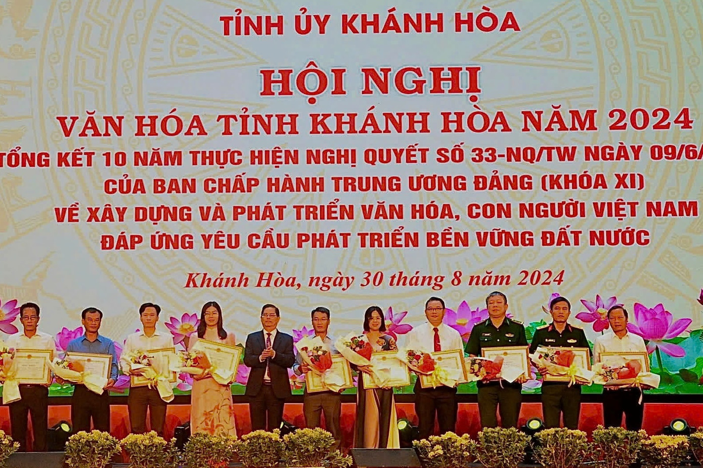 UBND tỉnh Khánh Hòa tặng bằng khen cho 26 tập thể và 12 cá nhân có thành tích xuất sắc trong 10 năm thực hiện Nghị quyết số 33 của Ban Chấp hành Trung ương Đảng. Ảnh: Thanh Thanh. UBND tỉnh Khánh Hòa tặng bằng khen cho 26 tập thể và 12 cá nhân có thành tích xuất sắc trong 10 năm thực hiện Nghị quyết số 33 của Ban Chấp hành Trung ương Đảng. Ảnh: Thanh Thanh.