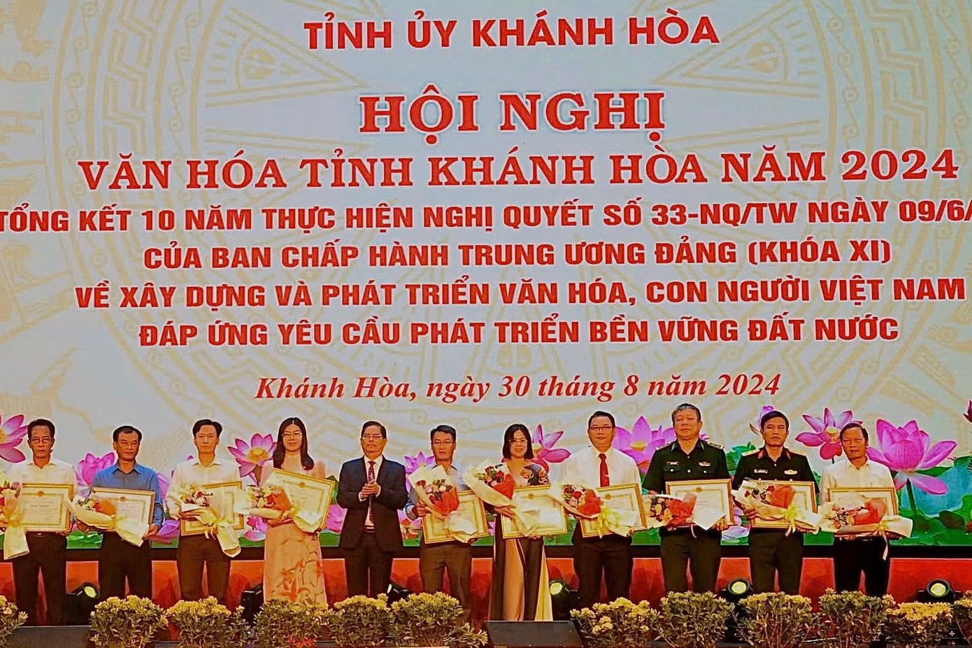 UBND tỉnh Khánh Hòa tặng bằng khen cho 26 tập thể và 12 cá nhân có thành tích xuất sắc trong 10 năm thực hiện Nghị quyết số 33 của Ban Chấp hành Trung ương Đảng. Ảnh: Thanh Thanh. UBND tỉnh Khánh Hòa tặng bằng khen cho 26 tập thể và 12 cá nhân có thành tích xuất sắc trong 10 năm thực hiện Nghị quyết số 33 của Ban Chấp hành Trung ương Đảng. Ảnh: Thanh Thanh.