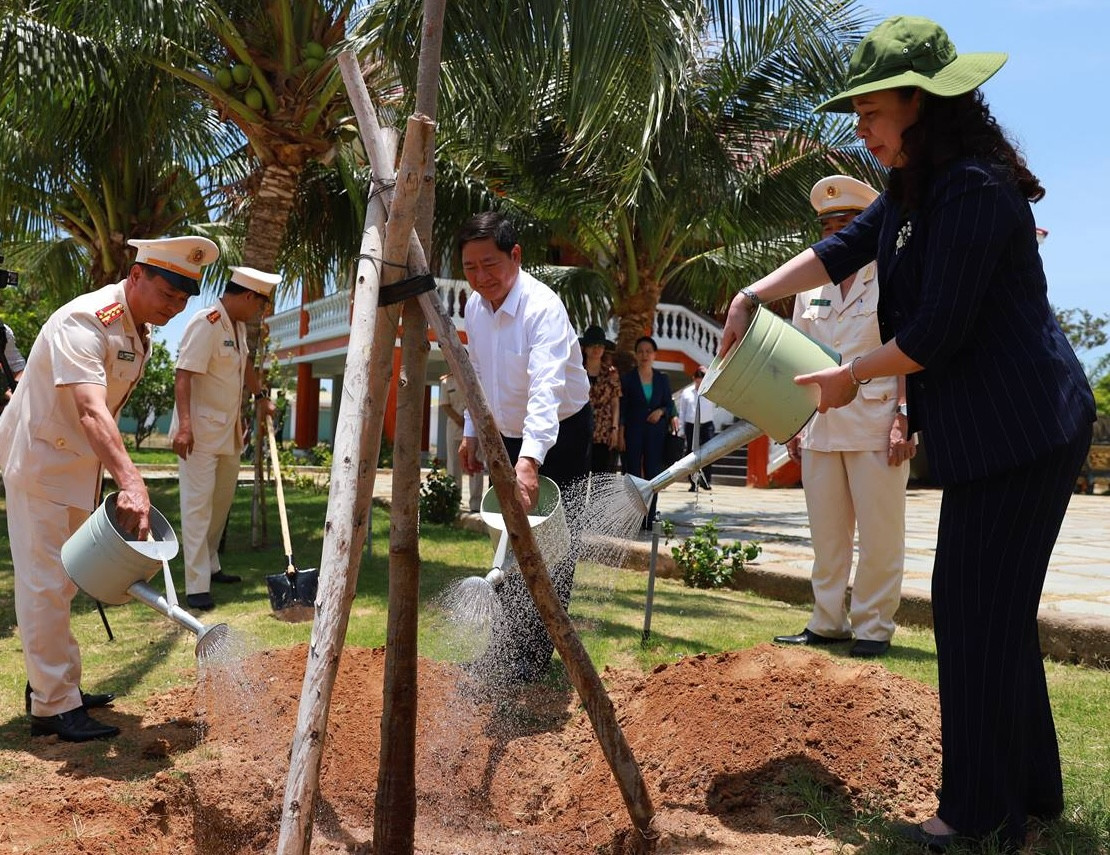 Phó Chủ tịch nước Võ Thị Ánh Xuân (ảnh phải) trồng cây lưu niệm tại khuôn viên Nhà tưởng niệm Chủ tịch Hồ Chí Minh. Ảnh: CANT.
