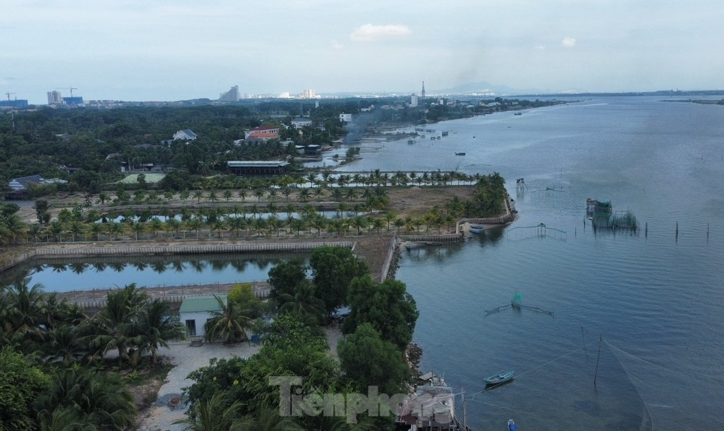 Khu vực dân cư ven đầm Thuỷ Triều hiện nay của huyện Cam Lâm. Ảnh: L.H.