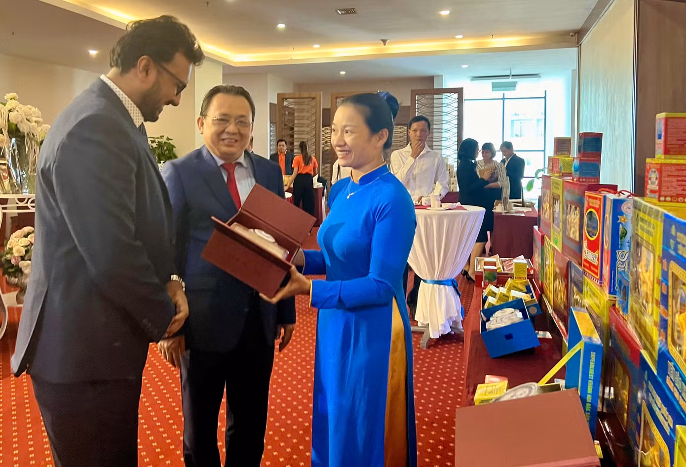 Lãnh đạo UBND tỉnh Khánh Hòa và Phó Tổng Lãnh sự quán Ấn Độ tại TP.HCM (ảnh trái) tham quan các gian hàng trưng bày sản phẩm đặc trưng của tỉnh Khánh Hòa. Ảnh: Thanh Thanh.