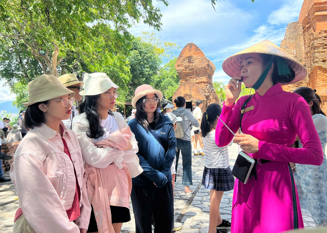 Ban Quản lý di tích Tháp Bà Ponagar tăng cường nhân sự ở bộ phận thuyết minh, trực cổng trong dịp lễ 2/9. Ảnh: Thanh Thanh.