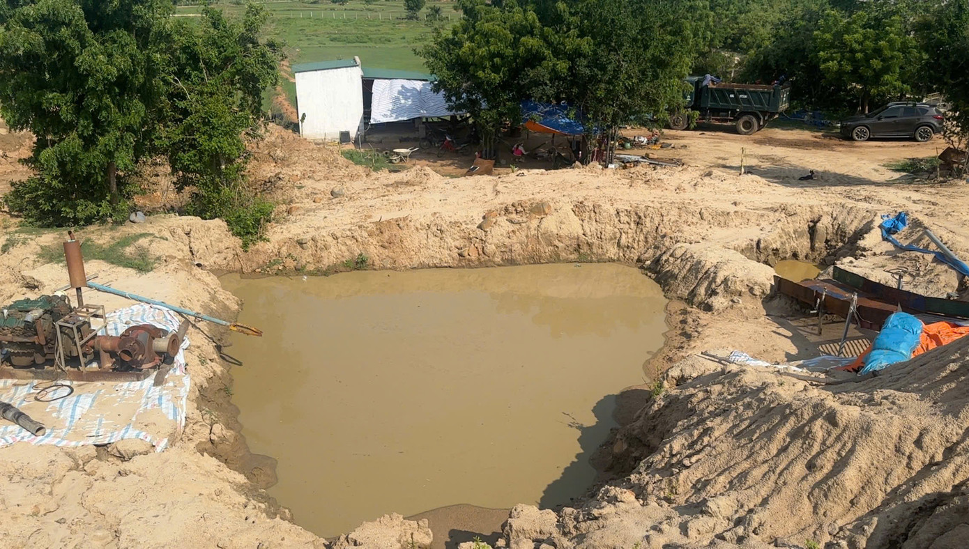 Phương tiện máy móc sàng rửa cát của doanh nghiệp tại khu vực hồ Tà Ranh.