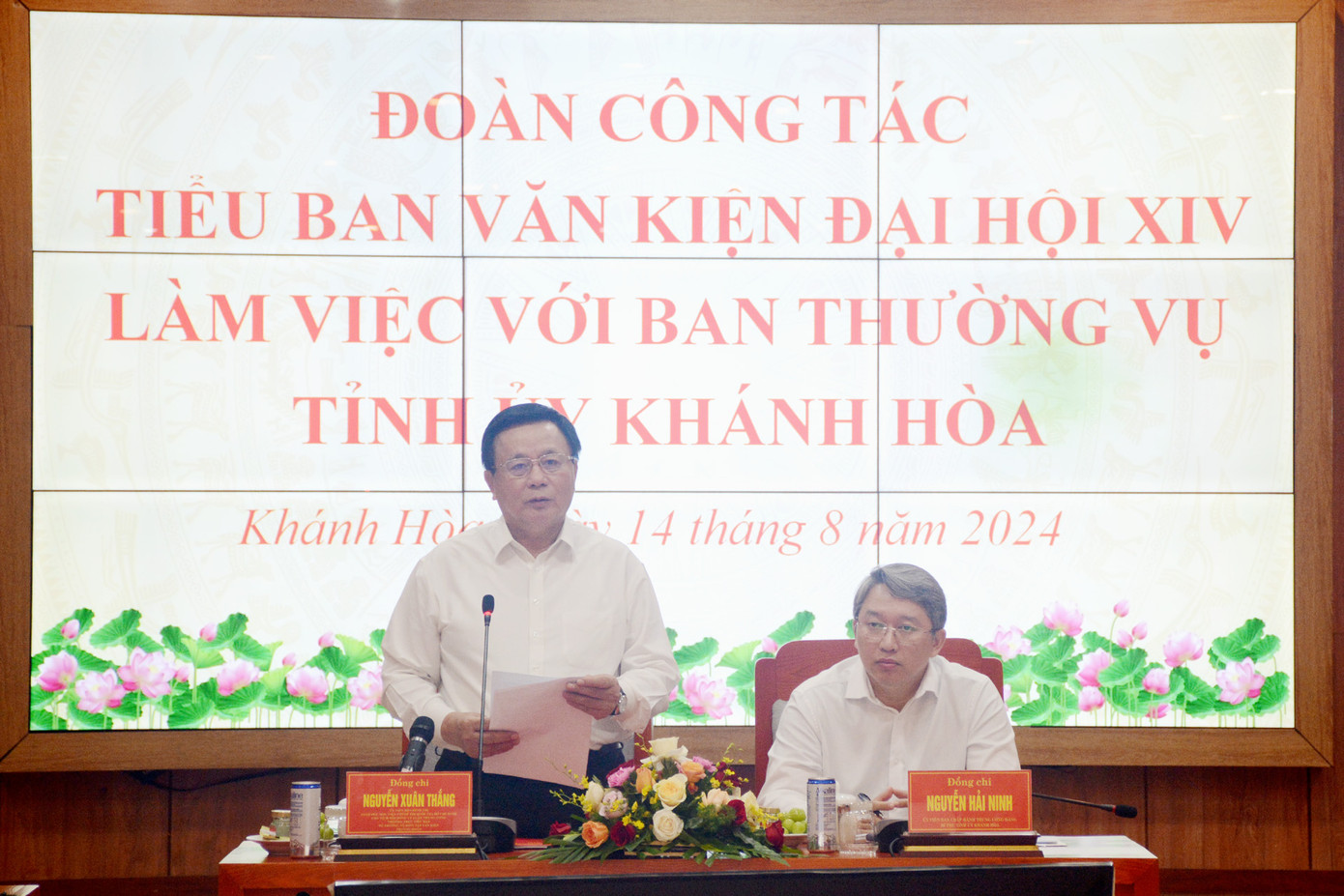 Ông Nguyễn Xuân Thắng (ảnh trái) phát biểu tại buổi làm việc với tỉnh Khánh Hòa.