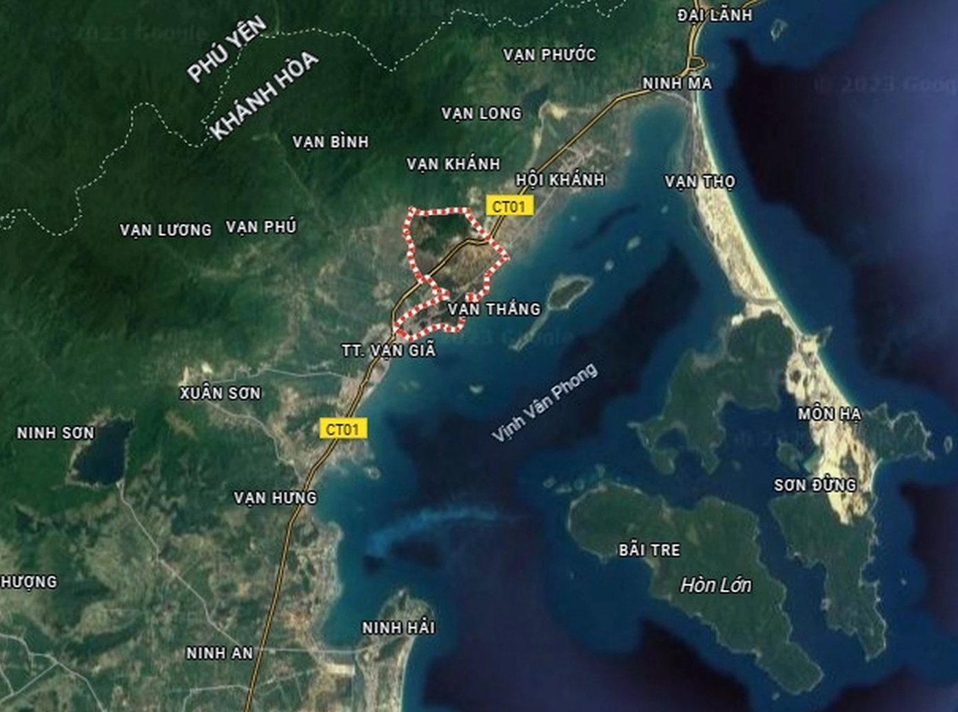 Nhìn từ vệ tinh khu vực dự kiến làm sân bay Vân Phong (vòng đỏ - trắng). Ảnh: Google Maps.