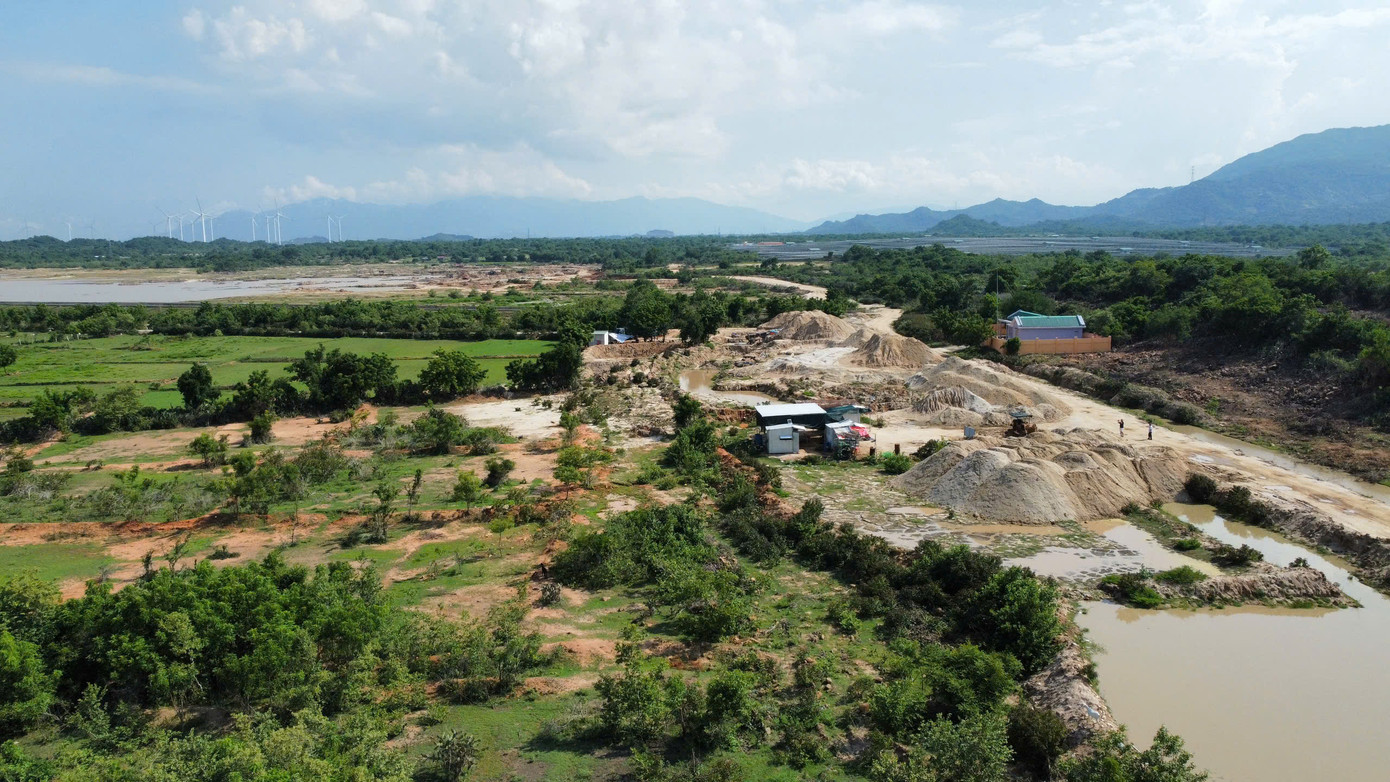 Bãi tập kết cát của doanh nghiệp tại khu vực gần hồ Tà Ranh.