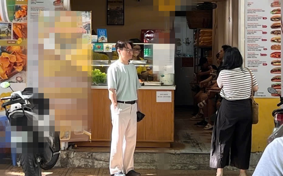 Người dân đi mua bánh mì tại tiệm bánh mì ở TP Nha Trang. Ảnh: L.H. Người dân đi mua bánh mì tại tiệm bánh mì ở TP Nha Trang. Ảnh: L.H.