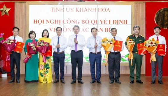 Thường trực Tỉnh ủy Khánh Hòa chúc mừng cán bộ được giao nhiệm vụ công tác mới. Ảnh: Báo Khánh Hòa