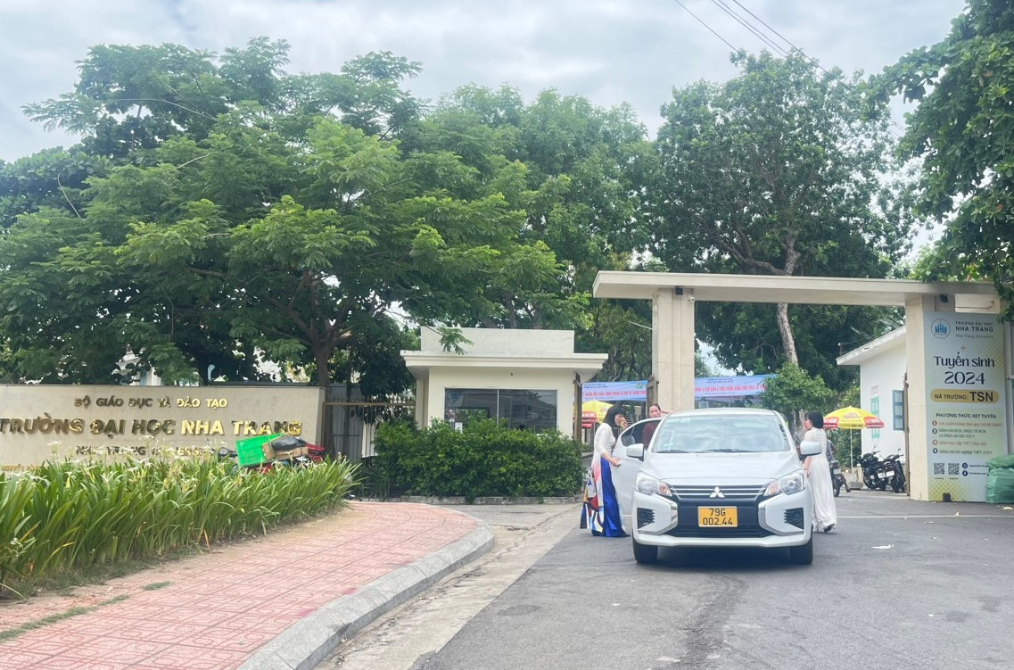 Sai sót trong khâu nhập học phí làm nhiều sinh viên Đại học Nha Trang chưa được nhận bằng. Sai sót trong khâu nhập học phí làm nhiều sinh viên Đại học Nha Trang chưa được nhận bằng.