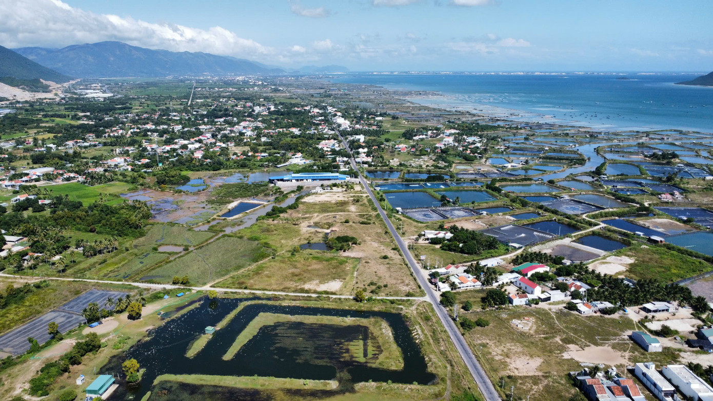 Dân cư sống tại khu vực xây dựng sân bay Vân Phong chủ yếu làm nghề nuôi trồng hải sản.