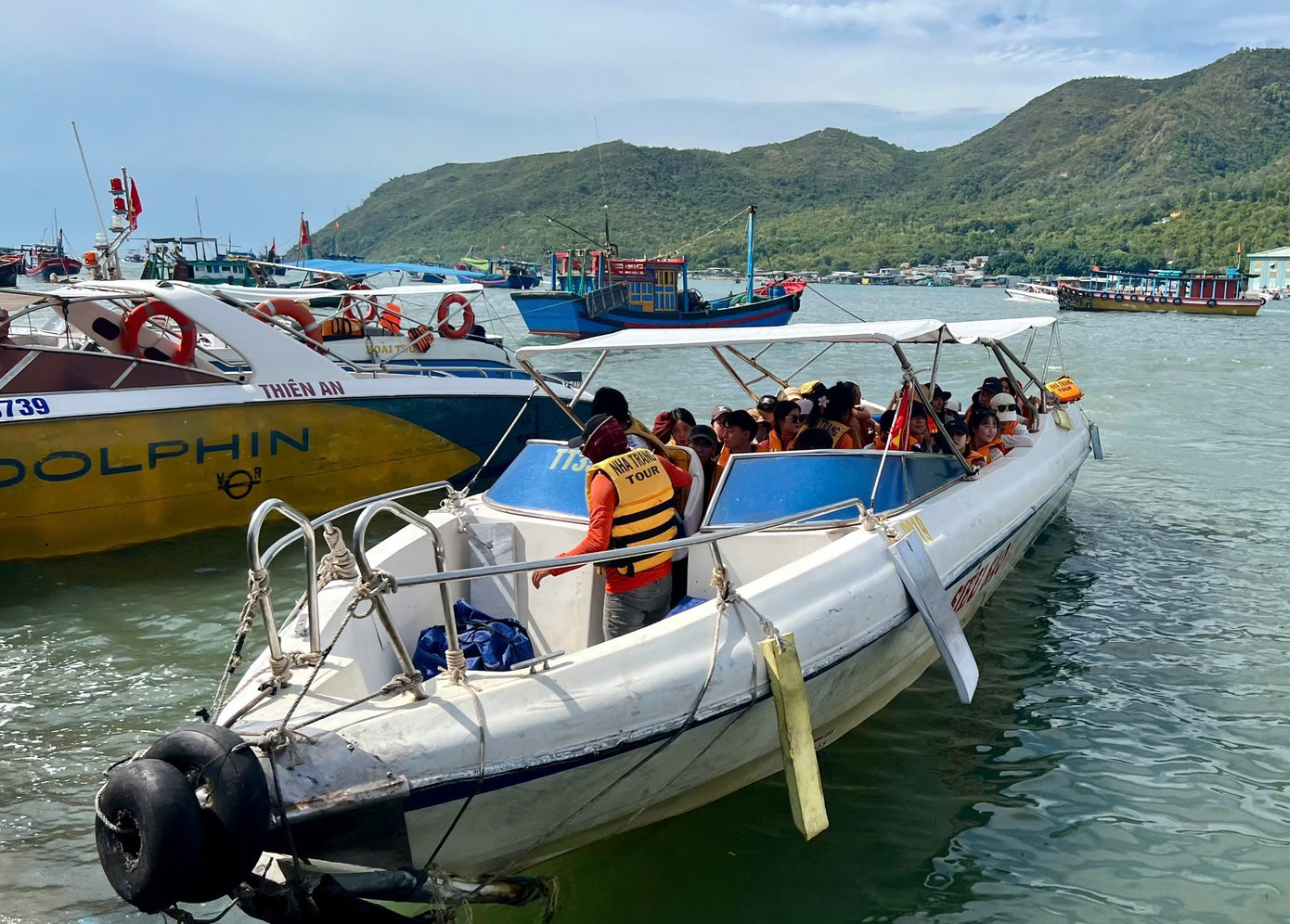 Bến tàu du lịch Nha Trang đón nhiều cano chở du khách đi tham quan biển đảo. Ảnh: T.T.
