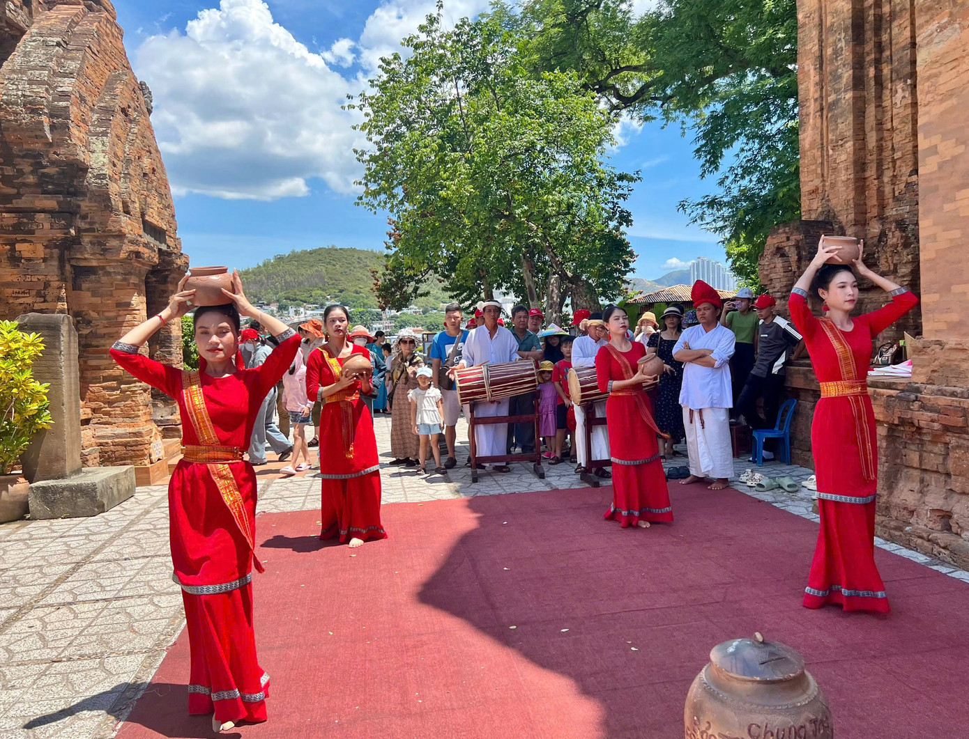 Du khách xem múa Chăm truyền thống tại Di tích Tháp Bà Ponagar. Ảnh: Thanh Thanh.