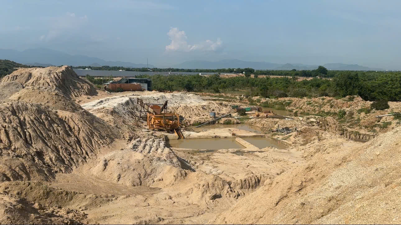 Lòng hồ Tà Ranh bị đào bới nham nhở do hoạt động nạo vét đất cát.