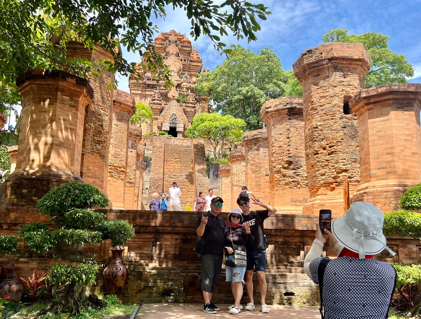 Du khách Hàn Quốc chụp hình lưu niệm tại Di tích Tháp Bà Ponagar. Ảnh: Thanh Thanh.