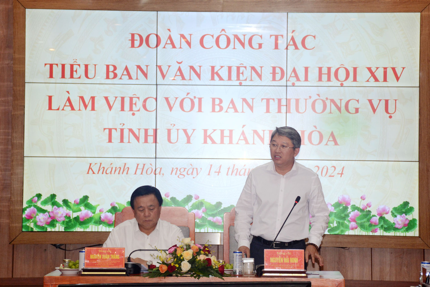 Ông Nguyễn Hải Ninh (ảnh phải) phát biểu kiến nghị tại buổi làm việc với đoàn công tác.