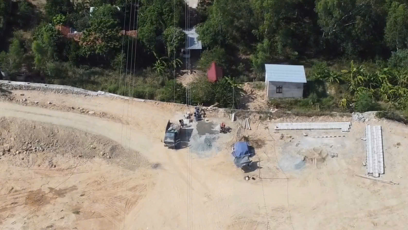 Tại mặt bằng của một dự án trên núi Chín Khúc, hàng ngày vẫn có hàng đoàn xe của doanh nghiệp chở đất, san ủi để thi công dự án. Ảnh: Tiến Đạt.