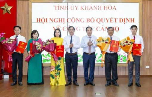 Chủ tịch UBND tỉnh Khánh Hòa Nguyễn Tấn Tuân và Phó Bí thư Tỉnh ủy Hà Quốc Trị trao quyết định cho các cán bộ được Ban Thường vụ Tỉnh ủy, Chủ tịch UBND tỉnh giao nhiệm vụ công tác mới. Ảnh: Báo Khánh Hòa