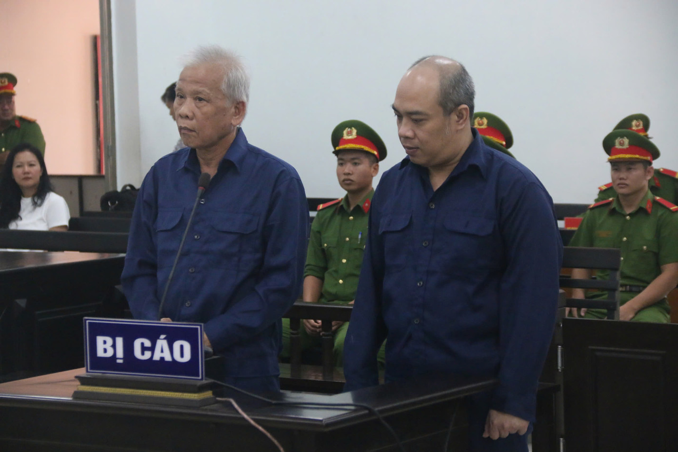 Bị cáo Nguyễn Hữu Trường (ảnh phải) và Nguyễn Văn Phiêu tại toà.