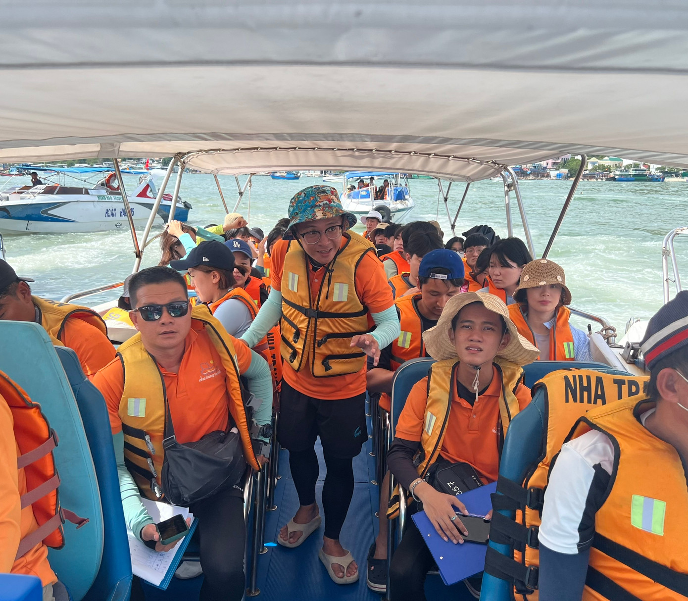 Du khách lên tàu đi tham quan biển đảo Nha Trang. Ảnh: Thanh Thanh.