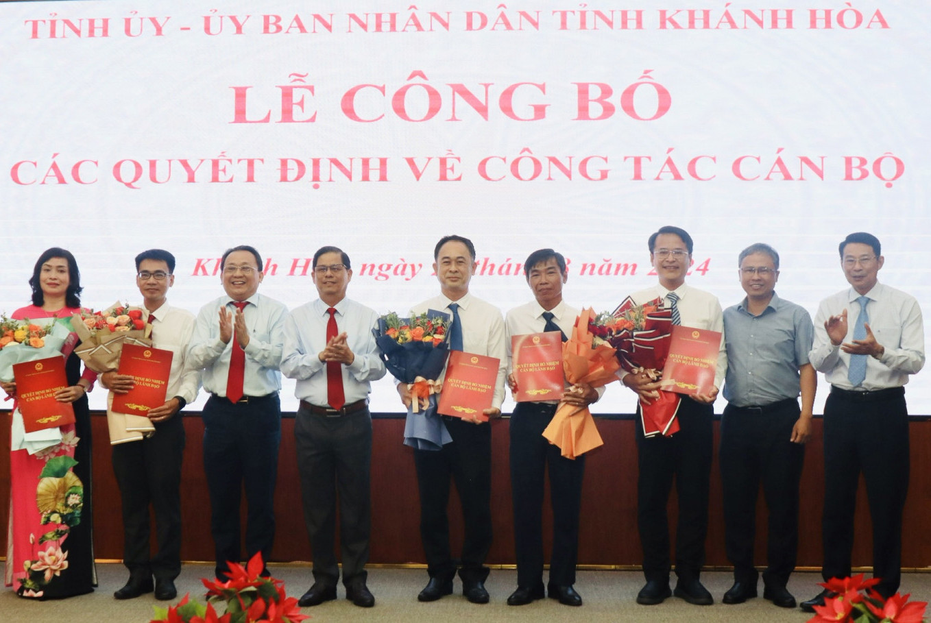 Lãnh đạo Tỉnh ủy, UBND tỉnh Khánh Hòa tặng hoa chúc mừng các cán bộ được bổ nhiệm. Ảnh: X.T. Lãnh đạo Tỉnh ủy, UBND tỉnh Khánh Hòa tặng hoa chúc mừng các cán bộ được bổ nhiệm. Ảnh: X.T.