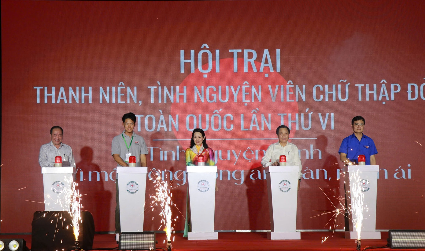 Các đại biểu bấm nút khai mạc Hội trại thanh niên, tình nguyện viên Chữ thập đỏ toàn quốc.