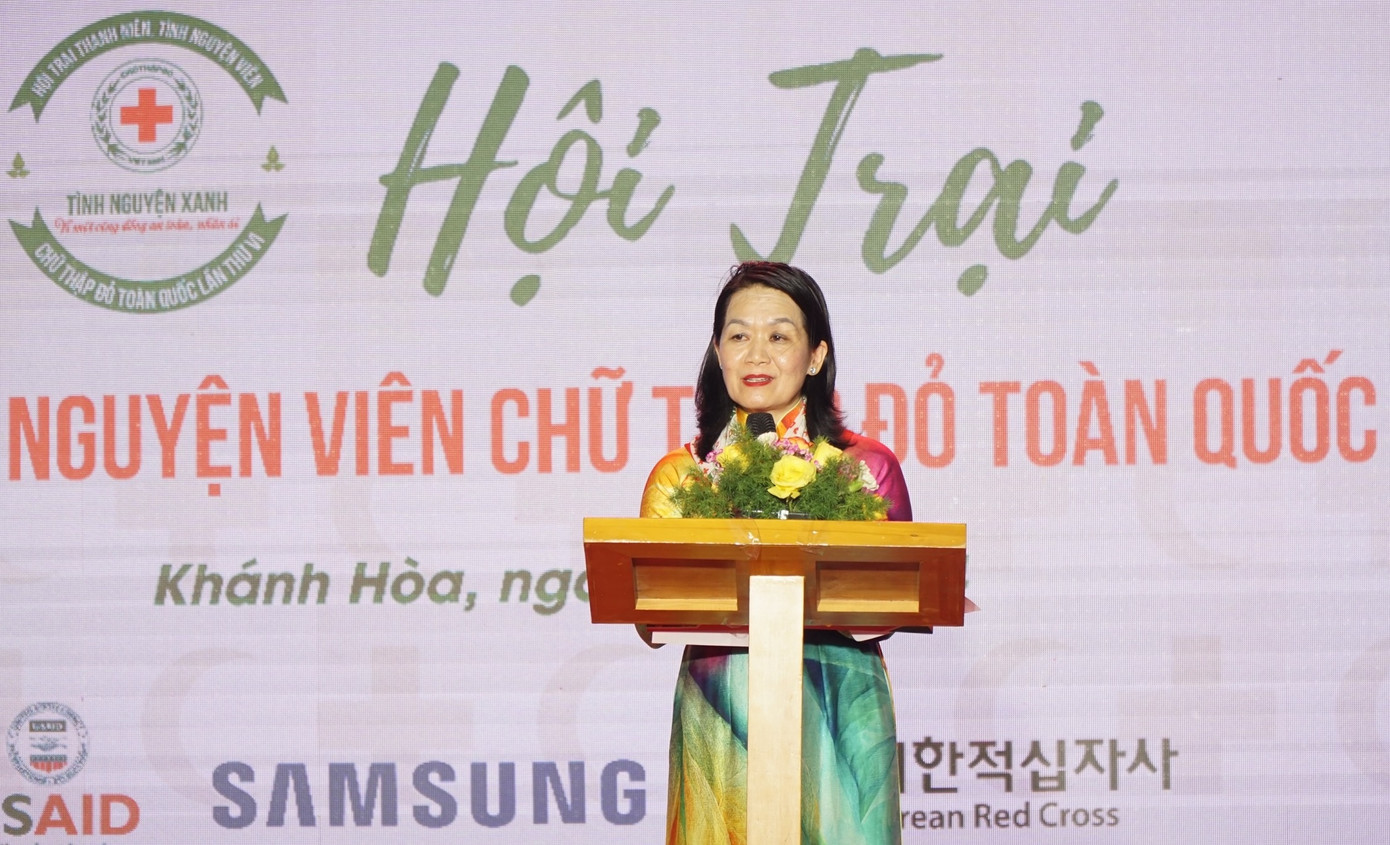 Bà Bùi Thị Hòa - Chủ tịch Hội Chữ thập đỏ Việt Nam, phát biểu khai mạc hội trại.