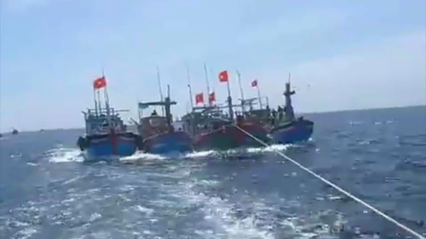 Đồn Biên phòng Hòa Hiệp Nam huy động 4 tàu cá lai dắt tàu gặp nạn vào bờ. Ảnh: M.N.