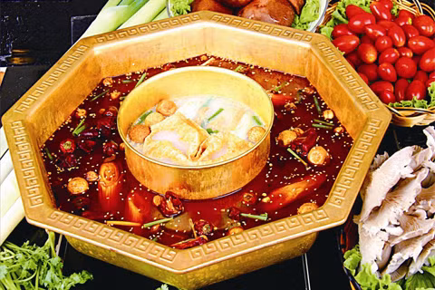 Lẩu Trùng Khánh mang đến trải nghiệm ‘mồ hôi và nước mắt’ khó quên cho các thực khách. Nồi nước lẩu gồm các gia vị đặc trưng châu Á và đặc biệt nhiều ớt tươi, hạt tiêu, ăn kèm các đồ nhúng như óc heo, sách bò, lòng cừu…sẽ khiến người ăn đổ mồ hôi và thậm chí chảy nước mắt vì quá cay. Người Trung Quốc cho rằng khi ăn đồ cay như vậy, mồ hôi sẽ toát ra và giúp làm mát cơ thể. Do đó, người dân Trung Quốc đặc biệt yêu thích món này trong mùa hè. Lẩu Trùng Khánh mang đến trải nghiệm ‘mồ hôi và nước mắt’ khó quên cho các thực khách. Nồi nước lẩu gồm các gia vị đặc trưng châu Á và đặc biệt nhiều ớt tươi, hạt tiêu, ăn kèm các đồ nhúng như óc heo, sách bò, lòng cừu…sẽ khiến người ăn đổ mồ hôi và thậm chí chảy nước mắt vì quá cay. Người Trung Quốc cho rằng khi ăn đồ cay như vậy, mồ hôi sẽ toát ra và giúp làm mát cơ thể. Do đó, người dân Trung Quốc đặc biệt yêu thích món này trong mùa hè