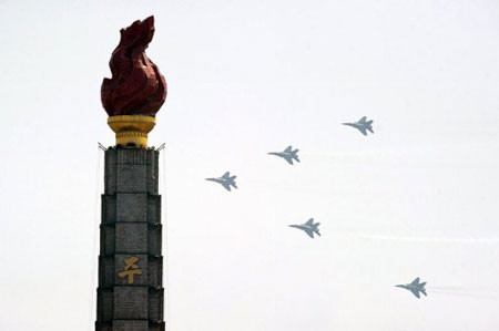 Chiến đấu cơ Triều Tiên bay qua tháp Juche trong cuộc diễu binh tại Bình Nhưỡng. . Chiến đấu cơ Triều Tiên bay qua tháp Juche trong cuộc diễu binh tại Bình Nhưỡng.