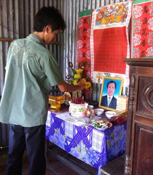 Anh Trung bên bàn thờ cha