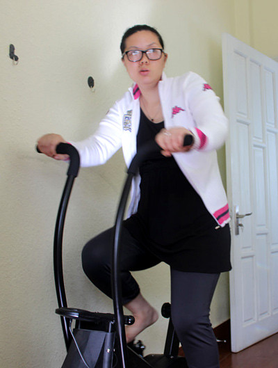 Mỗi ngày, Hạnh dành 4 giờ tập thể dục để cải thiện sức khỏe. Ảnh: Quốc Dũng. Mỗi ngày, Hạnh dành 4 giờ tập thể dục để cải thiện sức khỏe. Ảnh: Quốc Dũng