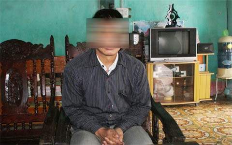 Ông T.V.L kể lại sự việc con gái mình bị hiếp dâm. Ông T.V.L kể lại sự việc con gái mình bị hiếp dâm