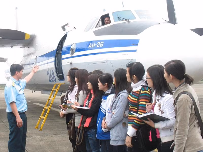 Sĩ quan trung đoàn 918 giới thiệu máy bay vận tải AN 26 cho sinh viên