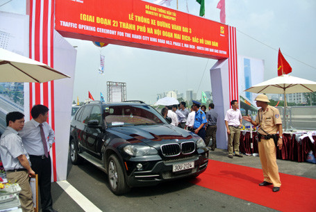 Những chiếc xe ô tô đầu tiên được lăn bánh trên tuyến đường trên cao. Ảnh: Dân Trí