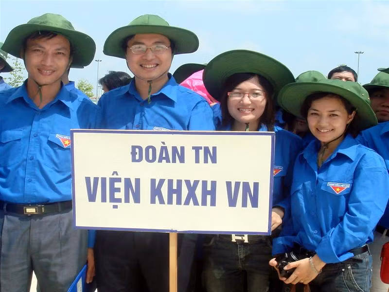 Bùi Trường Giang (thứ hai từ trái sang)