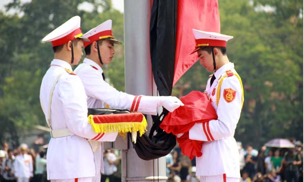 Dải băng đen được buộc vào lá cờ tổ quốc.