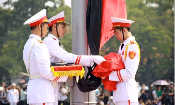 Dải băng đen được buộc vào lá cờ tổ quốc.