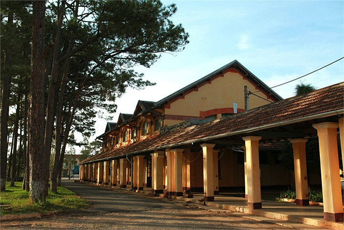 Lối đi giữa các khu được nối bằng những dãy hành lang có mái che bằng bê tông lượn sóng, góp phần tô điểm thêm cho nét duyên dáng của tổng thể ngôi trường