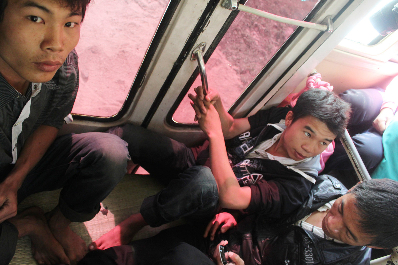 Hành khách bị nêm ở cửa lên xuống phía sau xe khách 90T - 3114 