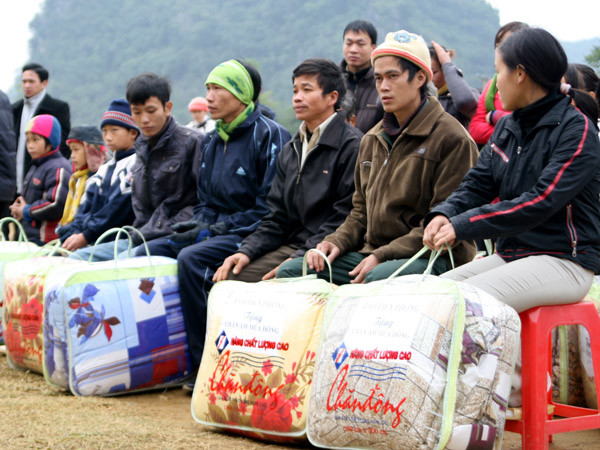 Trao chăn ấm tận tay cho bà con nghèo vùng núi tỉnh Cao Bằng