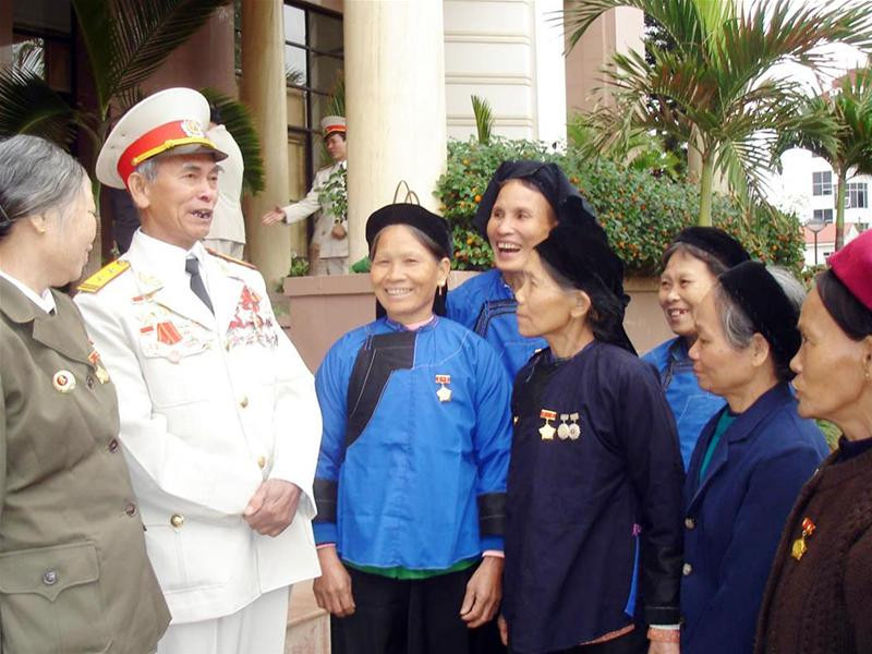 Sư đoàn trưởng phòng không 365 trò chuyện với tiểu đội nữ dân quân. Ảnh: N.D.C