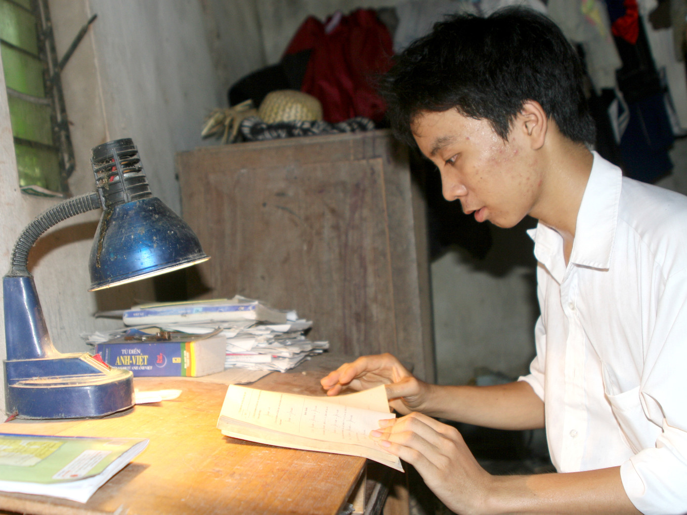 Nhà nghèo nhưng Khánh rất ham học